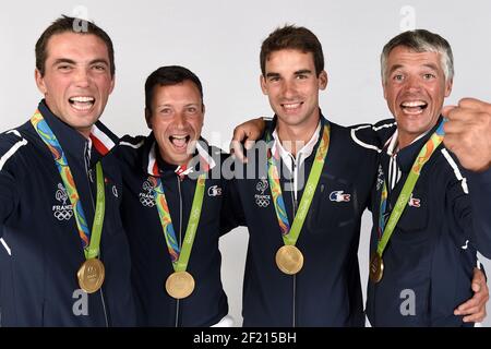 Französische Goldmedaillengewinner im Reitsport dreitägige Veranstaltung Mathieu Lemoine, Thibaut Vallette, Astier Nicolas, Karim Laghouag Pose im Club Frankreich, während der Olympischen Spiele RIO 2016, am 9. August 2016, in Rio, Brasilien - Photo Pool / KMSP / DPPI Stockfoto