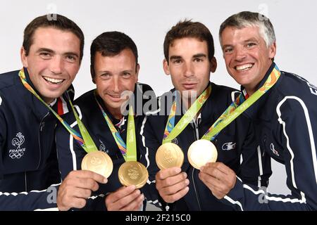 Französische Goldmedaillengewinner im Reitsport dreitägige Veranstaltung Mathieu Lemoine, Thibaut Vallette, Astier Nicolas, Karim Laghouag Pose im Club Frankreich, während der Olympischen Spiele RIO 2016, am 9. August 2016, in Rio, Brasilien - Photo Pool / KMSP / DPPI Stockfoto