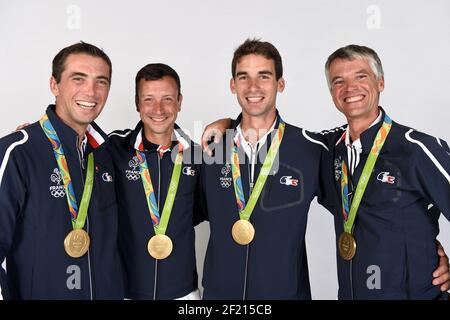 Französische Goldmedaillengewinner im Reitsport dreitägige Veranstaltung Mathieu Lemoine, Thibaut Vallette, Astier Nicolas, Karim Laghouag Pose im Club Frankreich, während der Olympischen Spiele RIO 2016, am 9. August 2016, in Rio, Brasilien - Photo Pool / KMSP / DPPI Stockfoto