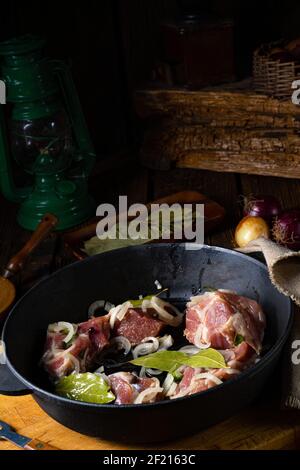 Roher ostfriesischer Snirtje-Braten mit Gewürzen. Stockfoto