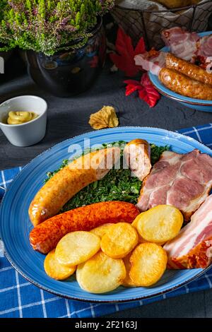 Köstlicher oldenburger Grünkohl mit Pinkelwurst Stockfoto