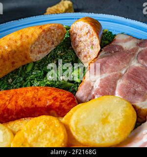 Köstlicher oldenburger Grünkohl mit Pinkelwurst Stockfoto