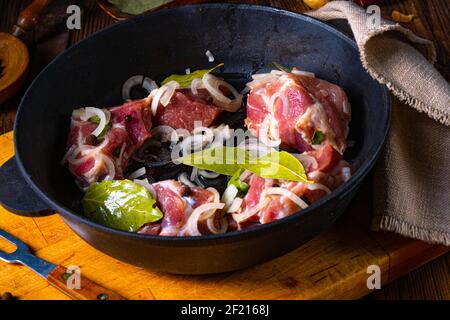 Roher ostfriesischer Snirtje-Braten mit Gewürzen. Stockfoto