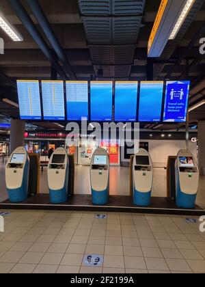 Amsterdam Niederlande März 2021, leeres Terminal am Flughafen Schiphol Amsterdam während covid 19 Corona Ausbruch Pandemie in der Welt. Leerer Flughafen Amsterdam Schiphol Stockfoto