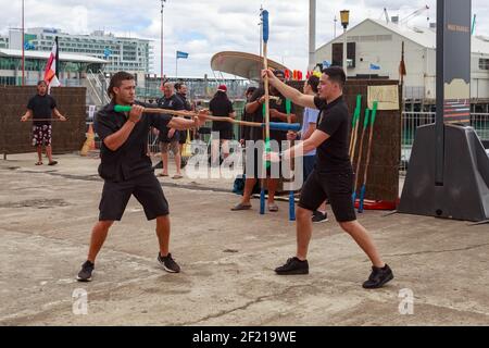 Mau Rakau, eine Form der Maori-Kampfkunst, in Auckland, Neuseeland. Zwei Männer Sparring mit gepolsterten Stäben Stockfoto