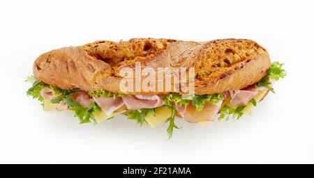 Von oben von leckeren hausgemachten Baguette Sandwich mit Schinken Scheiben Und frisches Gemüse serviert auf weißem Tisch im Studio Stockfoto