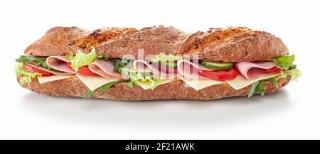 Köstliches Baguette-Sandwich mit verschiedenen reifen Gemüse und Schinkenscheiben Serviert auf weißem Tisch im Studio Stockfoto