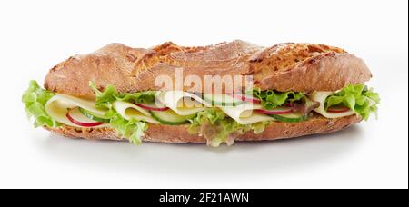 Leckeres Baguette-Sandwich mit verschiedenen Gemüsesorten und Käsescheiben Platziert auf weißem Hintergrund im Studio Stockfoto