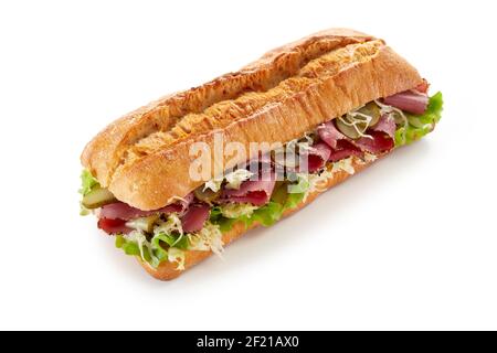 Hoher Winkel von leckeren Baguette Sandwich mit Schinken Scheiben und Frisches Gemüse auf weißem Hintergrund Stockfoto