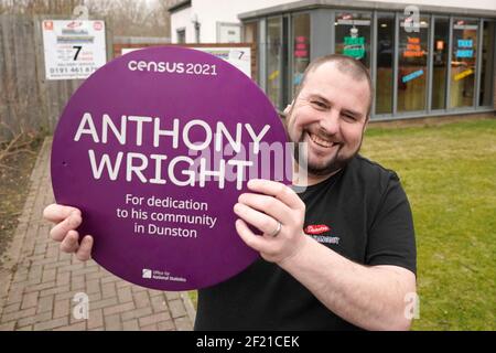 REDAKTIONELLE VERWENDUNG NUR Anthony Wright erhält eine violette Tafel des Volkszählungshelden vom Amt für Nationale Statistik für sein Engagement in seiner Gemeinde in Dunston, vor der Volkszählung 2021, die am 21. März stattfindet. Stockfoto