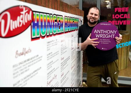 REDAKTIONELLE VERWENDUNG NUR Anthony Wright erhält eine violette Tafel des Volkszählungshelden vom Amt für Nationale Statistik für sein Engagement in seiner Gemeinde in Dunston, vor der Volkszählung 2021, die am 21. März stattfindet. Stockfoto