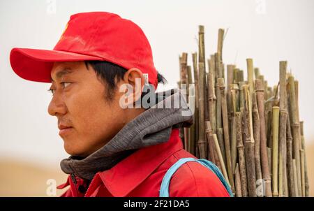 (210310) --URUMQI, 10. März 2021 (Xinhua) -- Feng Zhipeng, Arbeiter des geophysikalischen Vermessungsteams, arbeitet in der Taklimakan-Wüste, nordwestlich der Autonomen Region Xinjiang Uygur in China, 25. Februar 2021. Die Taklimakan-Wüste im Tarim-Becken der Autonomen Region Xinjiang Uygur im Nordwesten Chinas ist eine der größten petroliferösen Regionen Chinas und aufgrund ihrer rauen Bodenbedingungen und der komplizierten unterirdischen Bedingungen eine der schwierigsten zu erkunden. Um die Öl- und Gasressourcen zu erkunden, sind mehrere Prozesse erforderlich, einschließlich der Durchführung geophysikalischer Untersuchungen, um seismische Daten zu sammeln Stockfoto