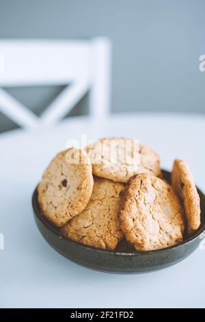 Haferflocken Broun hausgemachte Kekse in Teller auf weißem Tisch. Healhy Desserts, Diät. Stockfoto