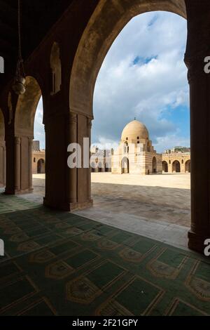 Blick auf den Brunnen und Hof der Moschee von Ibn Tulun durch Bogen der überdachten Halle gesehen, Tolon, El-Sayeda Zainab, Kairo, Ägypten Stockfoto