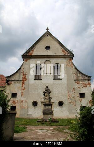 Denkmal Der Alten Gottesmutter Vor Dem Verlassenen Katholiken Kirche Stockfoto