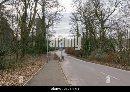 Scottish Country Road with a Priority over entgegenkommenden Fahrzeugen Zeichen auf einer zwei-Wege-Straße durch Gefahrenwarnlinien in der Mitte der Straße geteilt. Stockfoto