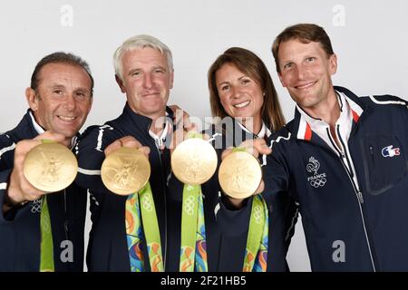 Französische Goldmedaillengewinner im Reitsport-Team Philippe Rozier, Roger-Yves Bost, Penelope Leprevost und Kevin Staut posiert im Club France, während der Olympischen Spiele RIO 2016, am 17. August 2016, in Rio, Brasilien - Foto Philippe Millereau / KMSP / DPPI Stockfoto