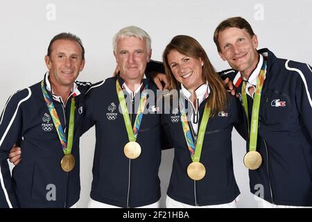 Französische Goldmedaillengewinner im Reitsport-Team Philippe Rozier, Roger-Yves Bost, Penelope Leprevost und Kevin Staut posiert im Club France, während der Olympischen Spiele RIO 2016, am 17. August 2016, in Rio, Brasilien - Foto Philippe Millereau / KMSP / DPPI Stockfoto