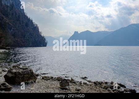 Ostküste des traunsees bei gmunden im oberen Teil österreichische Region salzkammergut Stockfoto