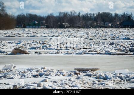 Hochwasser im Frühling. Sedimentation von Eisblöcken in einem Fluss, der einen Eisblock bildet. Stockfoto