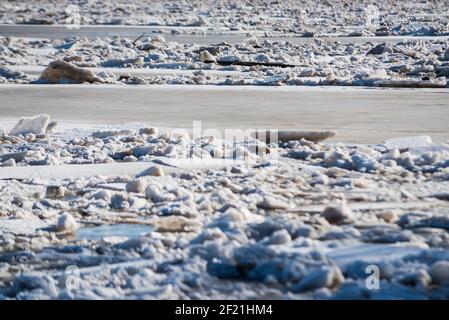 Hochwasser im Frühling. Sedimentation von Eisblöcken in einem Fluss, der einen Eisblock bildet. Stockfoto