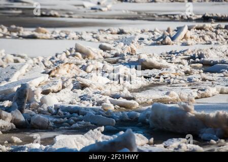 Hochwasser im Frühling. Sedimentation von Eisblöcken in einem Fluss, der einen Eisblock bildet. Stockfoto