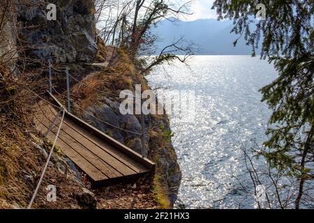 alpiner Wanderweg "iesweg" an der Ostküste des Sees traunsee im oberösterreichischen salzkammergut Stockfoto