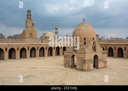 Die Moschee von Ibn Tulun mit Brunnen, Innenhof und Minarett, in Tolon, El-Sayeda Zainab, Kairo, Ägypten Stockfoto