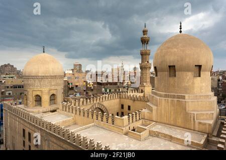Kairoer Stadtbild mit Moscheen, Minaretten und Kuppeln, vom Minarett der Moschee von Ibn Tulun aus gesehen, in Tolon, El-Sayeda Zainab, Kairo, Ägypten Stockfoto