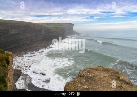 Ein Blick auf die Klippen und den Osten in Kantabrien nordspanien Stockfoto