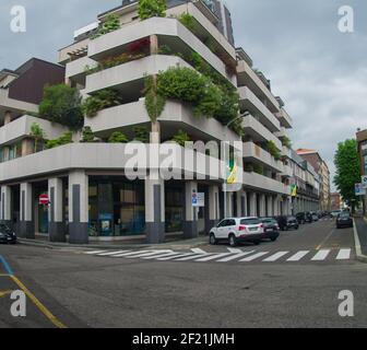 Wälder in der Stadt, benutzerdefinierte Gärten mit Bäumen auf Balkonen und Terrassen von modernen Gebäuden Stockfoto