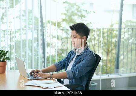 Unternehmer/in und tut seine Arbeit im Cafe Stockfoto