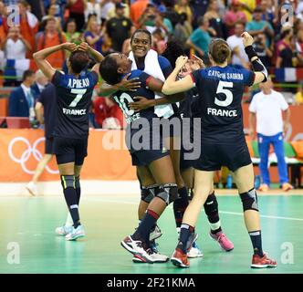 Spieler von Frankreich feiern den Sieg und die Qualifikation für das Finale während der Olympischen Spiele RIO 2016, Handball Frauen Halbfinale Niederlande gegen Frankreich, am 18. August 2016, in Rio, Brasilien - Foto Jean-Marie Hervio / KMSP / DPPI Stockfoto