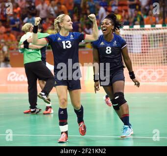 Spieler von Frankreich feiern den Sieg und die Qualifikation für das Finale während der Olympischen Spiele RIO 2016, Handball Frauen Halbfinale Niederlande gegen Frankreich, am 18. August 2016, in Rio, Brasilien - Foto Jean-Marie Hervio / KMSP / DPPI Stockfoto
