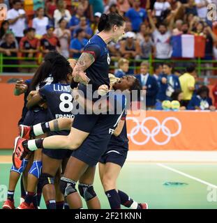 Spieler von Frankreich feiern den Sieg und die Qualifikation für das Finale während der Olympischen Spiele RIO 2016, Handball Frauen Halbfinale Niederlande gegen Frankreich, am 18. August 2016, in Rio, Brasilien - Foto Jean-Marie Hervio / KMSP / DPPI Stockfoto
