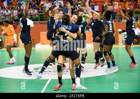 Spieler von Frankreich feiern den Sieg und die Qualifikation für das Finale während der Olympischen Spiele RIO 2016, Handball Frauen Halbfinale Niederlande gegen Frankreich, am 18. August 2016, in Rio, Brasilien - Foto Jean-Marie Hervio / KMSP / DPPI Stockfoto