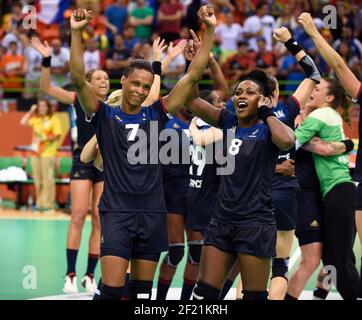 Spieler von Frankreich feiern den Sieg und die Qualifikation für das Finale während der Olympischen Spiele RIO 2016, Handball Frauen Halbfinale Niederlande gegen Frankreich, am 18. August 2016, in Rio, Brasilien - Foto Jean-Marie Hervio / KMSP / DPPI Stockfoto