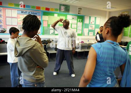 Nick Makoha, Poet Coach mit Studenten der Lammas School in Leyton, probt für den 2007 in London stattfindenden Poetry SLAM im Stratford Circus, Theatre Square, London. SA 23 juni 2007 Bild David Sandison Stockfoto