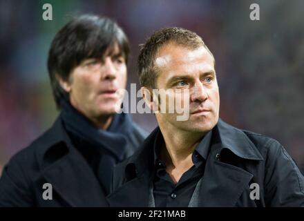 Kaiserslautern, Deutschland. März 2021, 10th. Hans Dieter Flick (Hansi, Trainer FC Bayern München) Wunschkandidat nach Nationaltrainer Joachim Jogi LOEW (GER) Archivfoto: Von links nach rechts Trainer Joachim Jogi LOEW, Assistenztrainer Hans-Dieter Hansi, Fußball-Laenderspiel EM-Qualifikation, Deutschland (GER) - Kasachstan (KAZ) 4: 0, am 03/26/2011 in Kaiserslautern Quelle: dpa/Alamy Live News Stockfoto