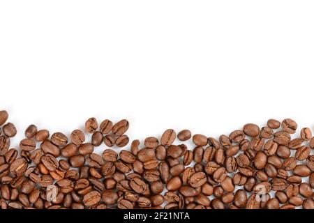 Hintergrund Kaffeebohnen. Hart geröstete Kaffeebohnen, isolierter weißer Hintergrund, mit Kopierraum. Stockfoto