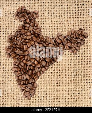Kaffee mit ganzen Bohnen. Die Kontur des Indien wird aus Kaffeebohnen auf Jute-Sackleinen hergestellt Stockfoto