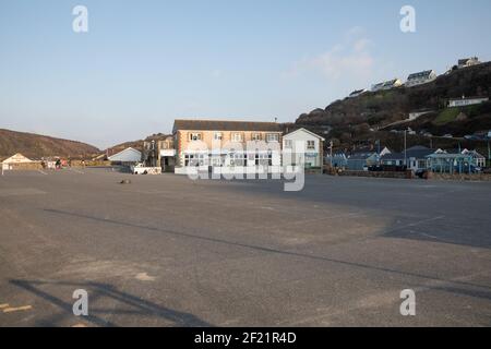 Ein einsamer Parkplatz neben dem Strand in Portreath, Cornwall, Großbritannien Stockfoto