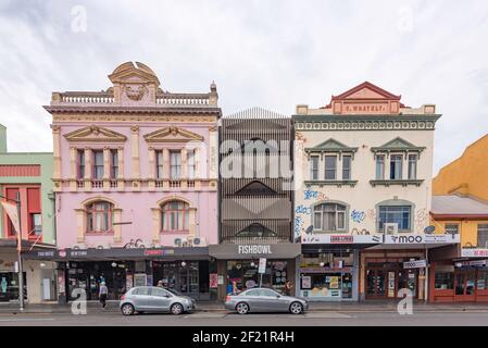 Der ultramoderne, zentrale Büroturm in Sydneys Newtown steht im Kontrast Dramatisch mit den zwei Gebäuden im späten viktorianischen freien klassischen Stil Stockfoto