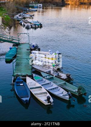 Fischerboote dockten bei Sonnenuntergang am Fluss Adda an, Pizzighettone, Cremona, Lombardei, Italien Stockfoto