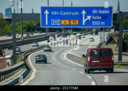 Hamburg. Deutschland. - 07. Mai 2016: Hamburg. Deutschland. Stadturlaub. Autobahn- und Autoverkehr Stockfoto