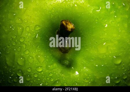Frischer grüner Apfel mit Wassertropfen, Apfel Hintergrund Nahaufnahme Stockfoto