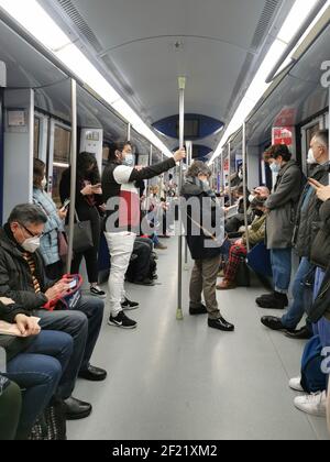 MADRID, SPANIEN - 02. März 2021: Madrid, Spanien. März 2021. Vertikale Aufnahme eines Boa-Typ Waggons der U-Bahn von Madrid auf der Linie 9 am Morgen. Stockfoto