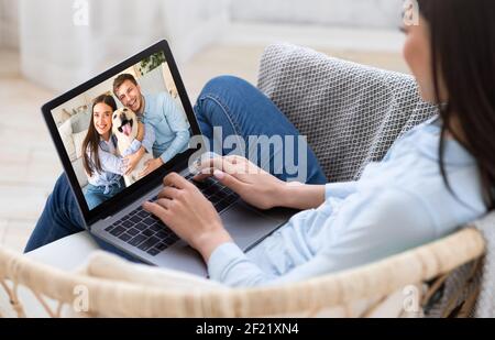 Kommunikation mit Familie Remote, über Gerät, Videokonferenz mit Freunden und neue normale während covid Stockfoto