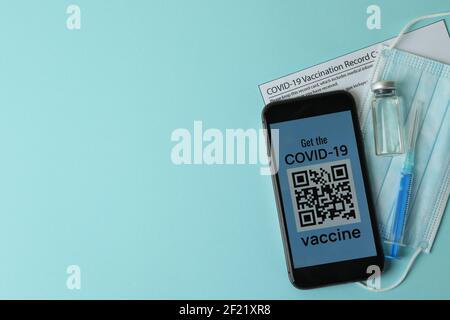 Konzept der Impfung mit Covid - 19 QR-Code auf Blauer Hintergrund Stockfoto