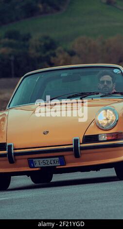 CAGLI, ITALIEN - 22. Okt 2020: CAGLI , ITALIEN - OTT 24 - 2020 : PORSCHE 911 ein alter Rennwagen in Rallye Mille Miglia 2020 der berühmte italienische historische ra Stockfoto